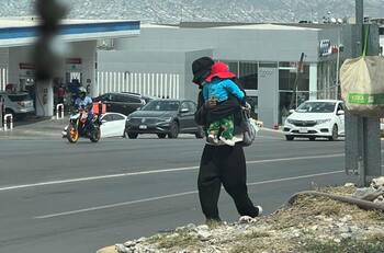 ¿Estafa o necesidad? Captan a hombre pedir dinero con un bebé de juguete en Nuevo León