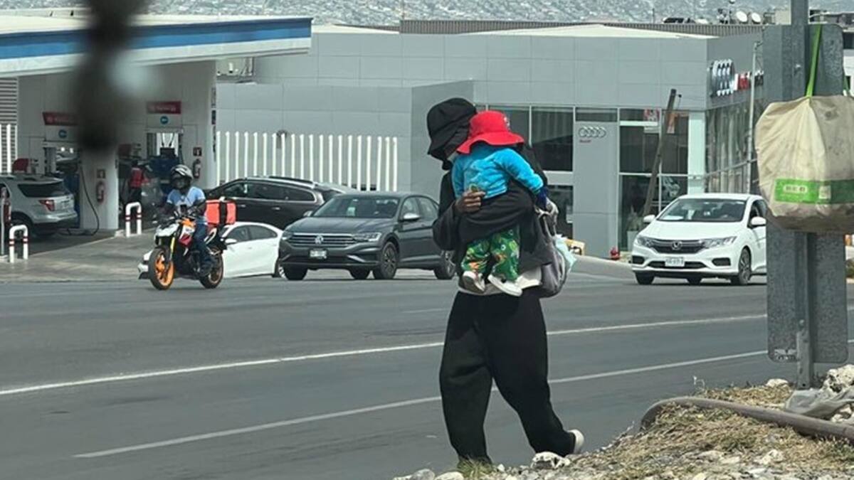 ¿Estafa o necesidad? Captan a hombre pedir dinero con un bebé de juguete en Nuevo León