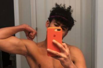 Bad Bunny enciende las redes al subir una foto completamente desnudo