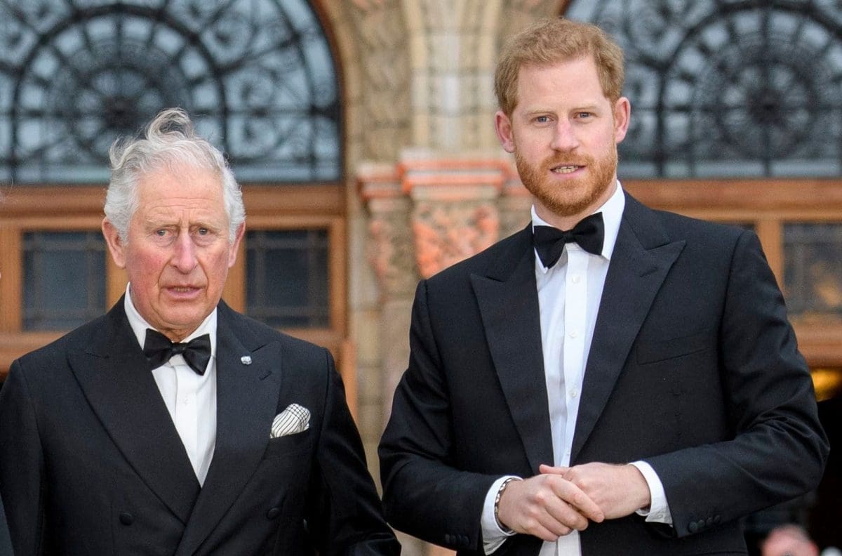 Harry y su padre, el Príncipe Carlos están ahora en "contacto regular"