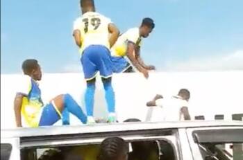 Equipo de Mozambique salta una barda para entrar en el campo y evitar ser afectados por magia negra