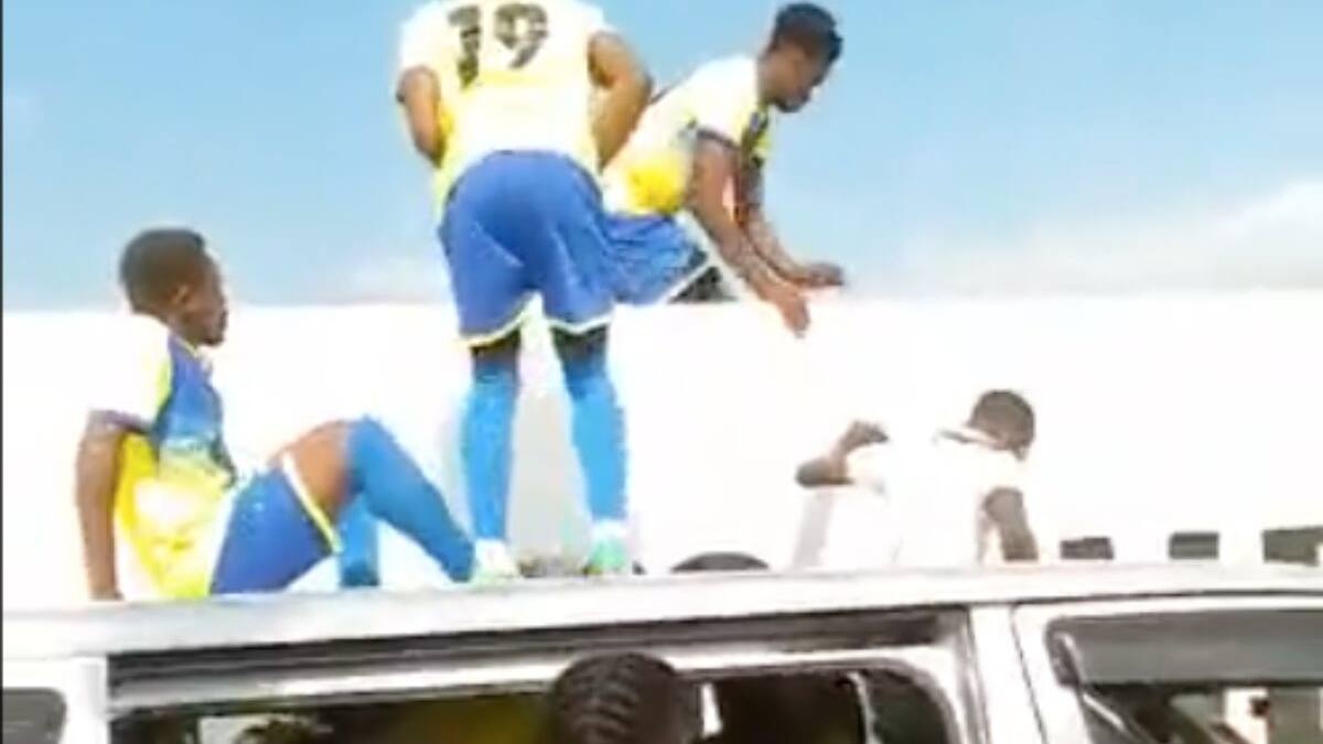 Equipo de Mozambique salta una barda para entrar en el campo y evitar ser afectados por magia negra