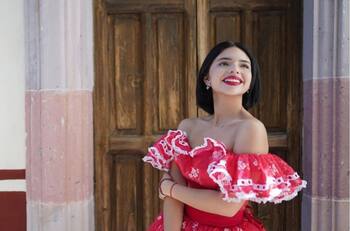 Ángela Aguilar triunfa con su magnífica interpretación del Himno Nacional en la pelea de Saúl “Canelo” Álvarez