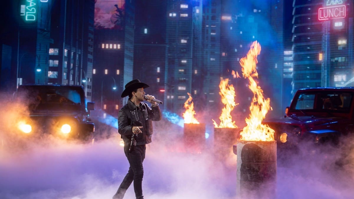 Danna Paola y Christian Nodal en el escenario de los Premios MTV MIAW 2021