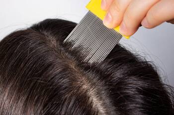 Muere niña intestada de piojos: acusan a madre y abuela