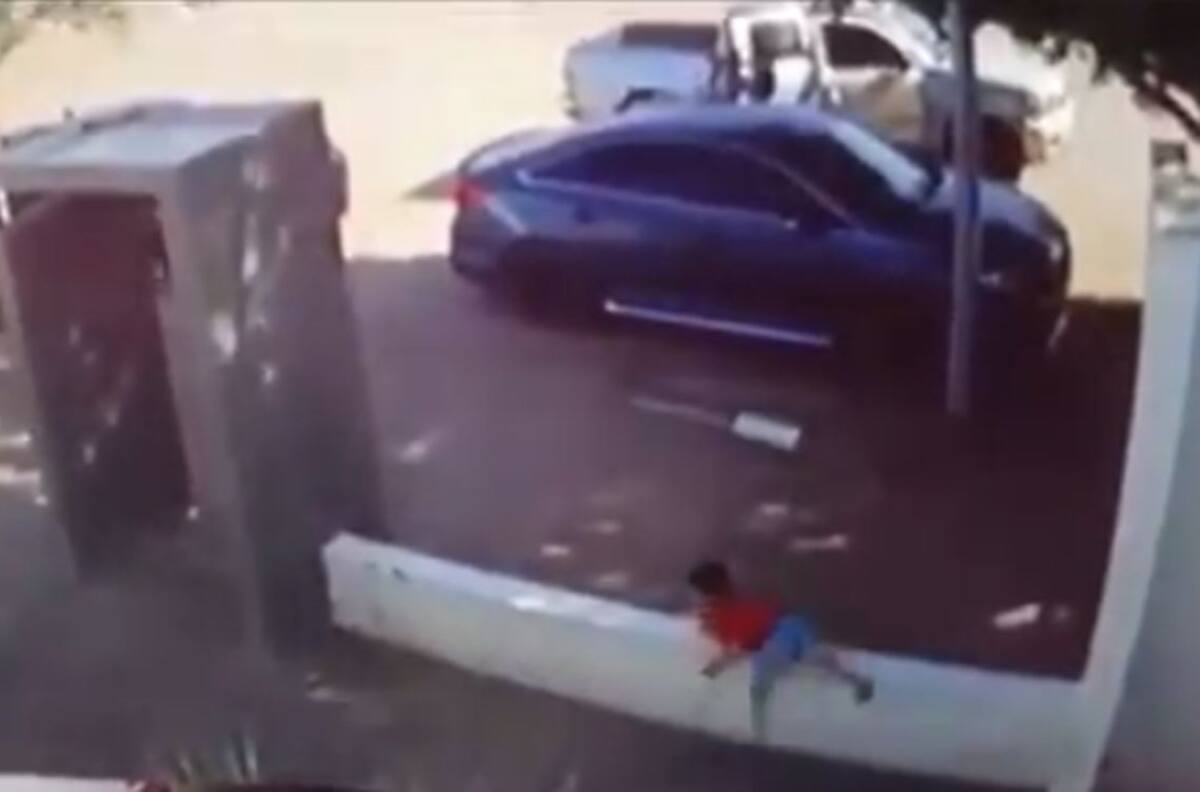 Video: Niño de 3 años huye de sicarios que balearon a tres hombres en Sonora