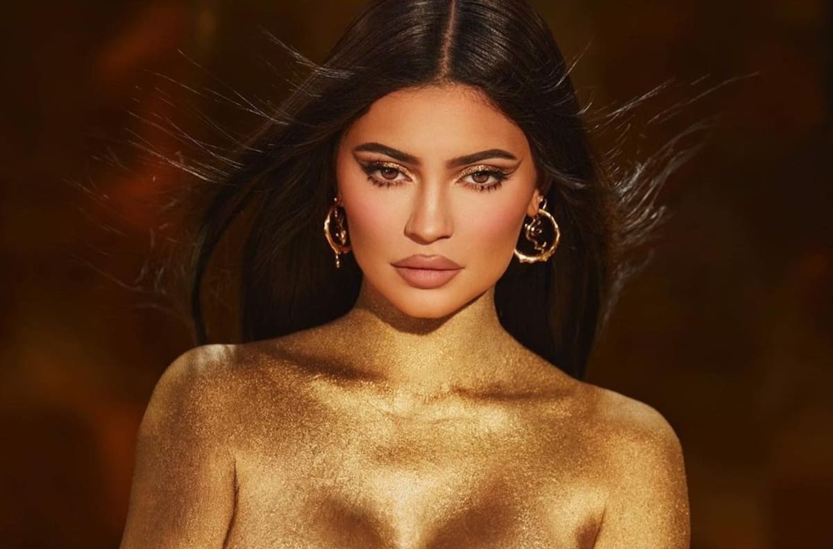 Con una sexi foto, Kylie Jenner anunció en Instagram su línea especial de cosméticos por su cumpleaño