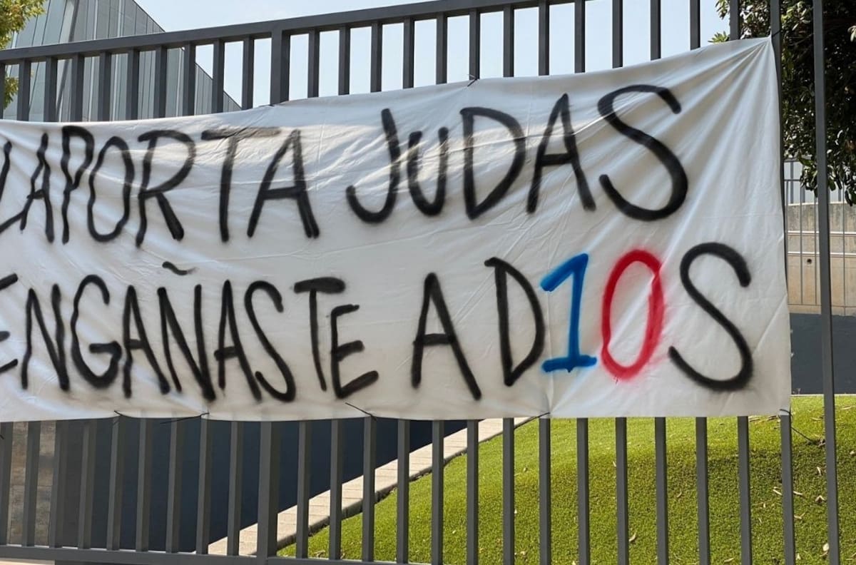 “Engañaste a D10s”, aficionados del Barcelona arremeten contra Laporta fuera del Camp Nou