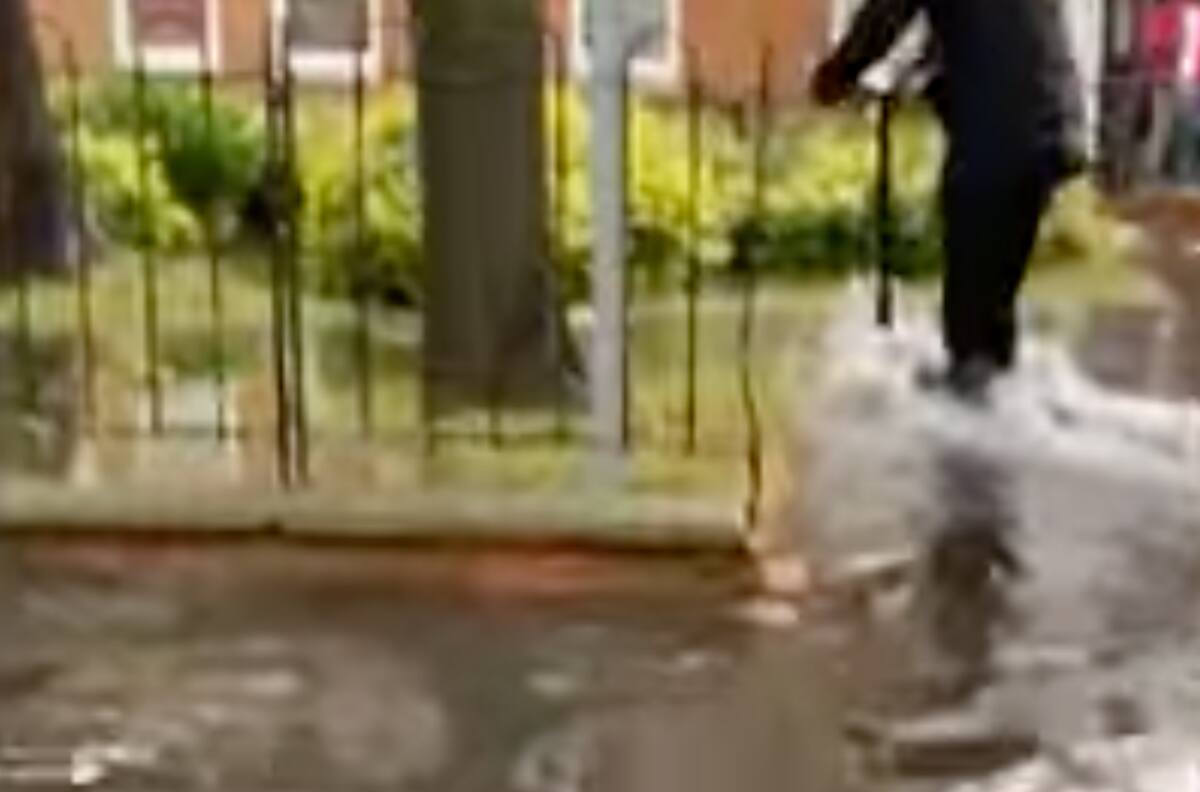 Video:Hombre en patín del diablo se fue de cara contra una calle inundada