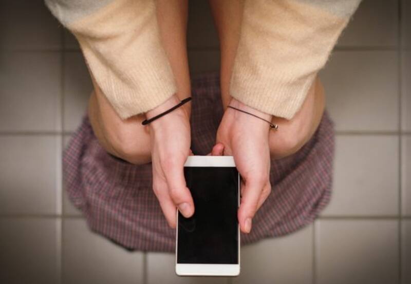 Usar el celular en el baño puede tener repercusiones serias en tu salud.