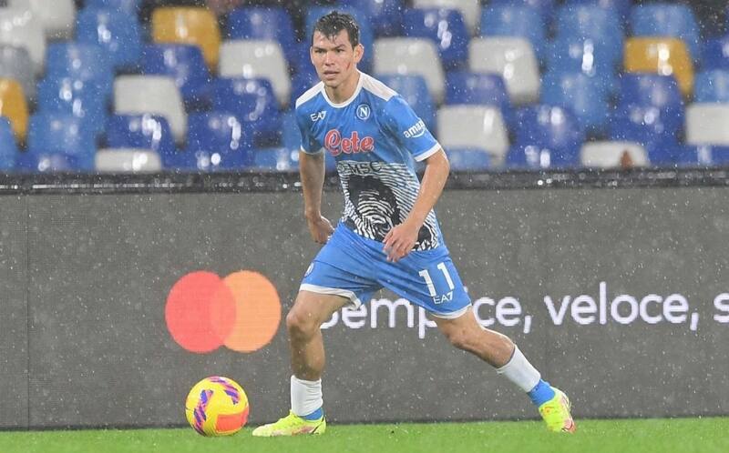 Hirving Lozano cruza los dedos a la espera del resultado de los exámenes médicos que determinarán al cuantía de su lesión en la rodilla izquierda.