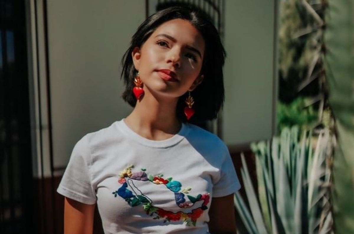 Ángela Aguilar sorprende en Instagram con ropa deportiva y montada a caballo
