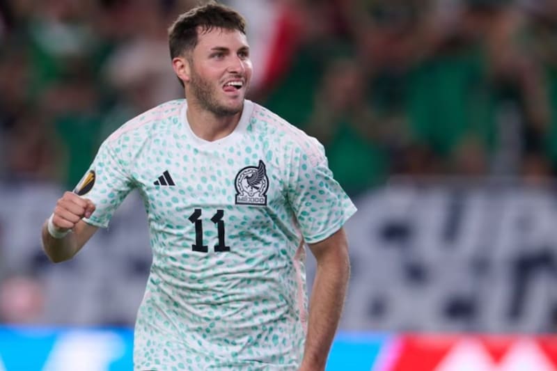 Santiago Giménez fue sincero y dijo que no ve a México como favorito para ganar la Copa Oro. (Twitter)