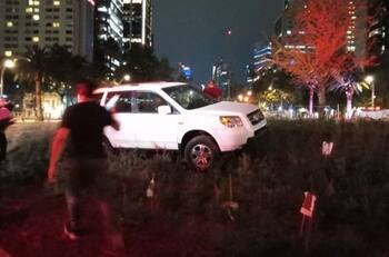 VIDEO | Conductor perdió el control y casi destruye la glorieta del ahuehuete de Reforma