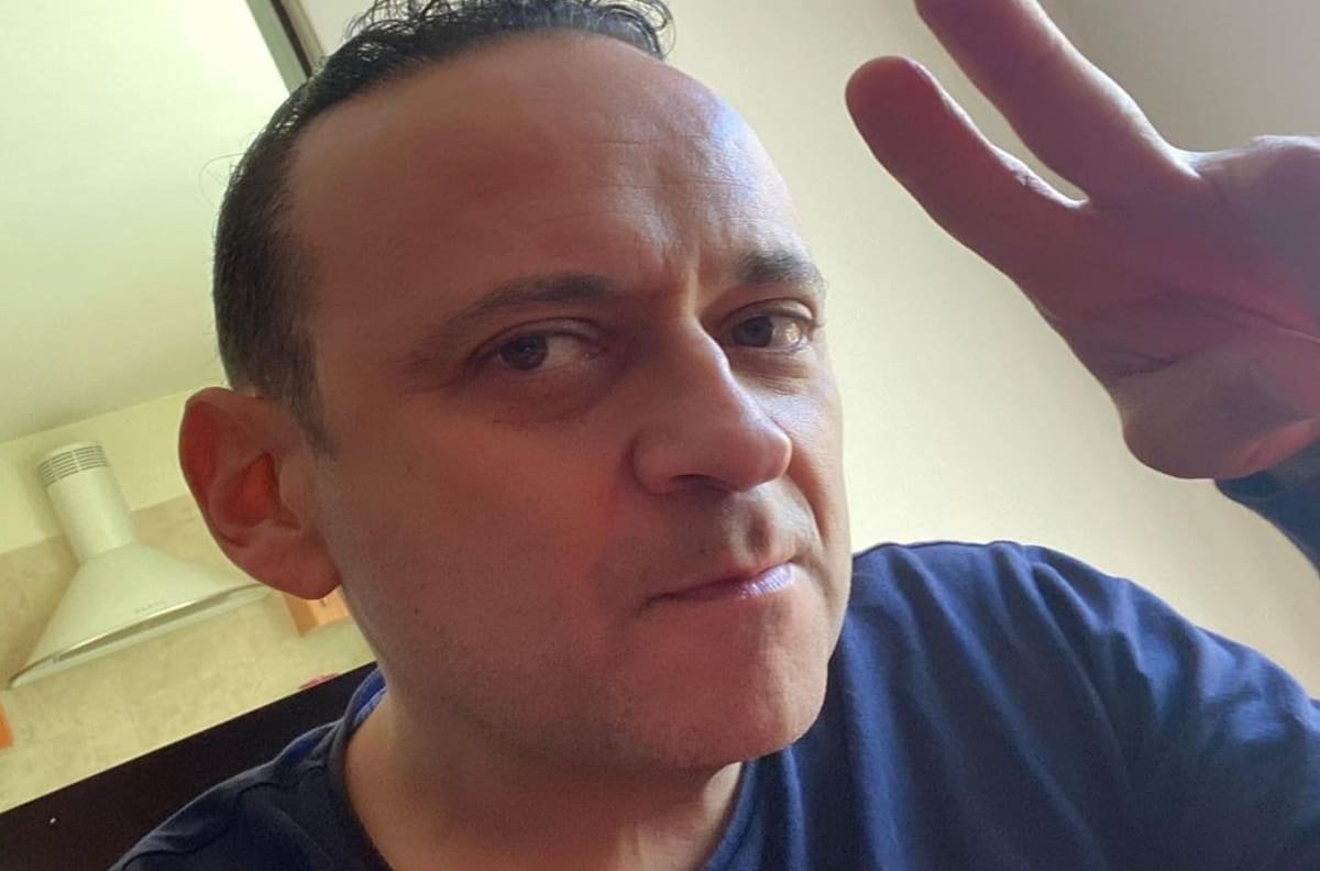 Lalo España aclara que no utilizó influencias para vacunarse contra la covid-19 sin tener 50 años