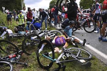 Arrestan a la aficionada que provocó colisión en el Tour de France