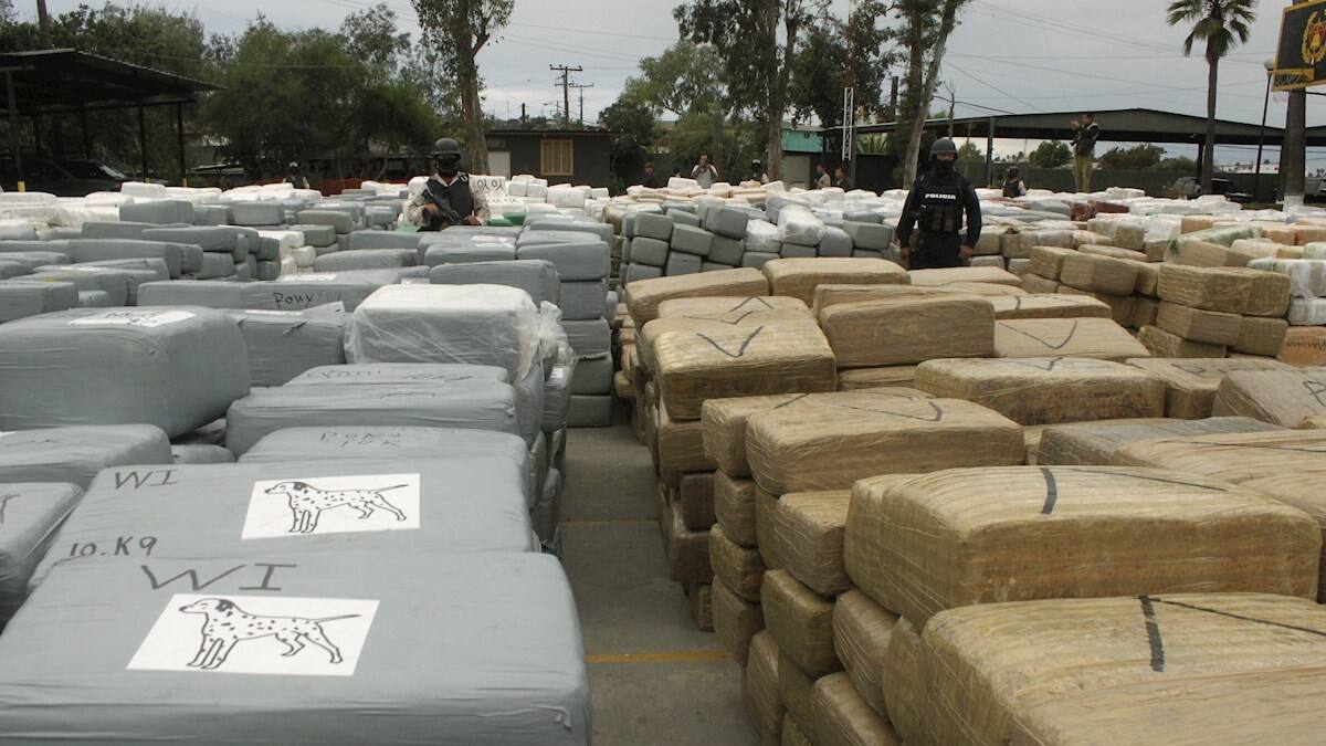 Incautan 2.5 toneladas de metanfetamina y 100 mil pastillas de fentanilo en Sinaloa