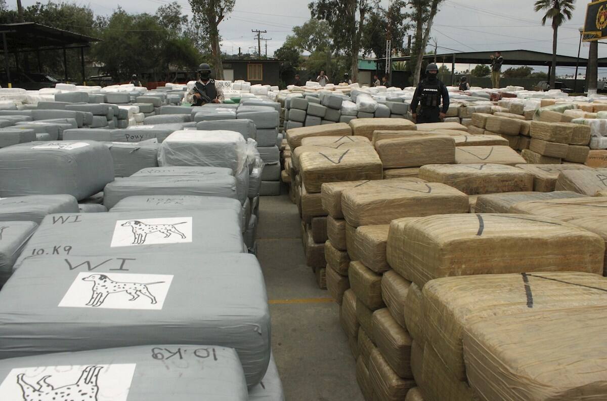 Incautan 2.5 toneladas de metanfetamina y 100 mil pastillas de fentanilo en Sinaloa