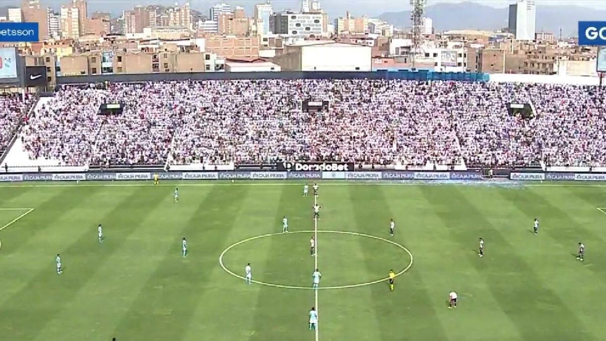 Rinden homenaje a fallecidos del Querétaro vs Atlas en partido de Perú, sin haber cifra de muertos