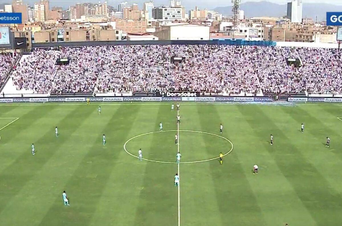 Rinden homenaje a fallecidos del Querétaro vs Atlas en partido de Perú, sin haber cifra de muertos