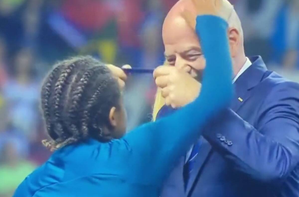 VIDEO | Jugadora de Brasil acaricia calva de presidente de la FIFA en el Mundial Femenil Sub-20