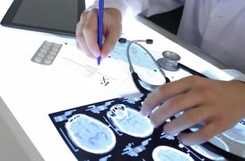 Este es el medicamento que descubrieron que frena la progresión de un tumor cerebral maligno