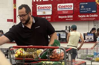 Critican al hijo de Andrés Manuel tras ser visto en Costco con el carrito lleno