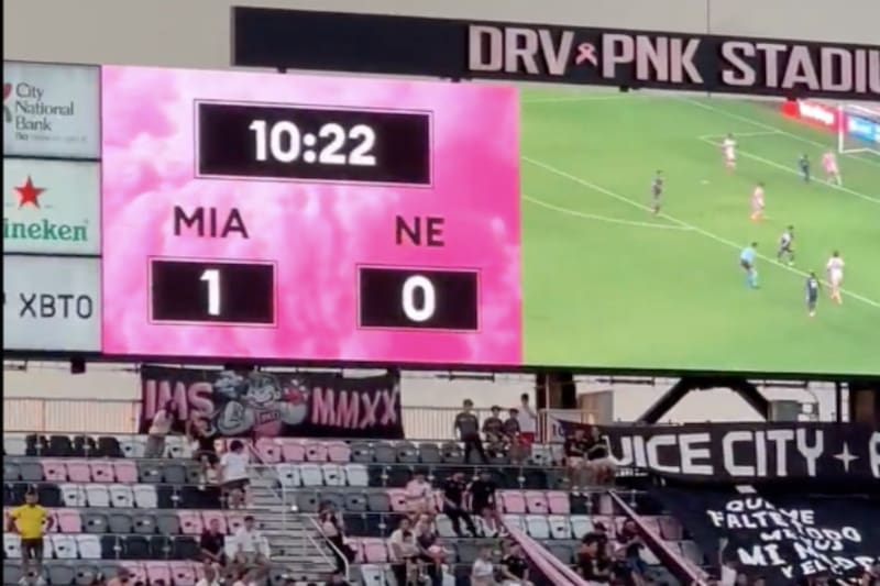 Hinchas de un club de la MLS vitorean el nombre de Lionel Messi al minuto 10.