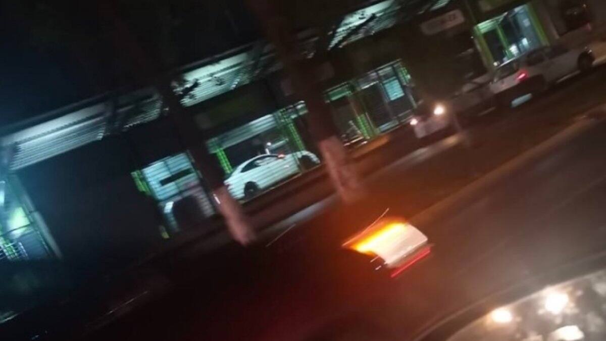 Jóvenes borrachos perdieron el control de su auto y se estrellaron contra una estación de Metrobús