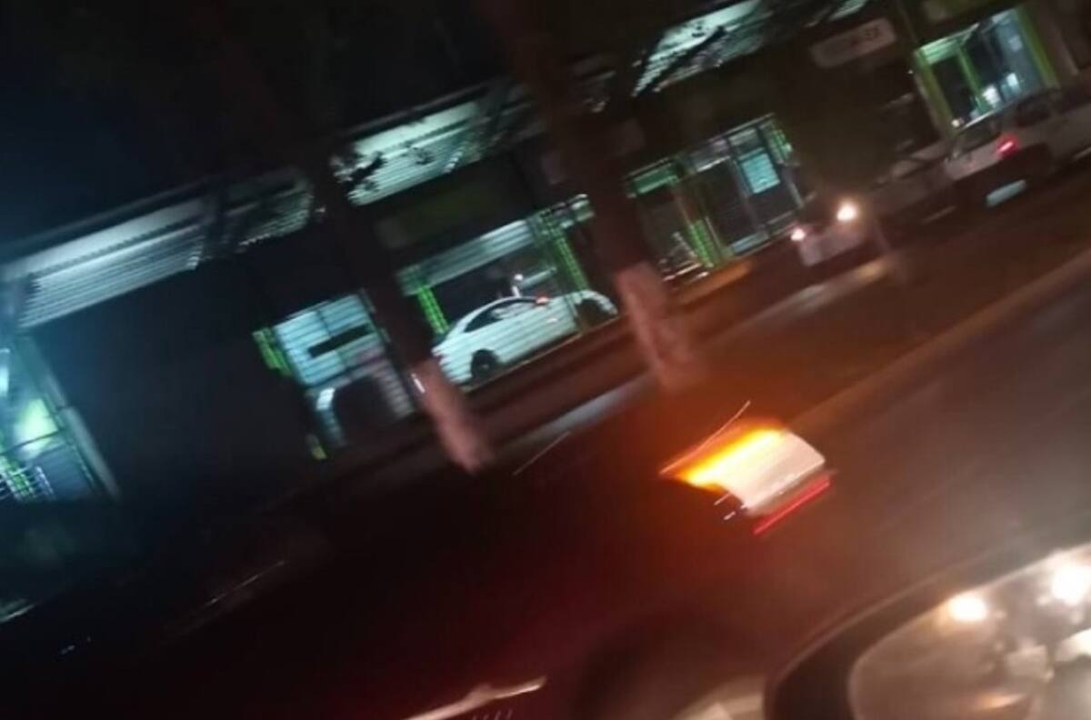 Jóvenes borrachos perdieron el control de su auto y se estrellaron contra una estación de Metrobús