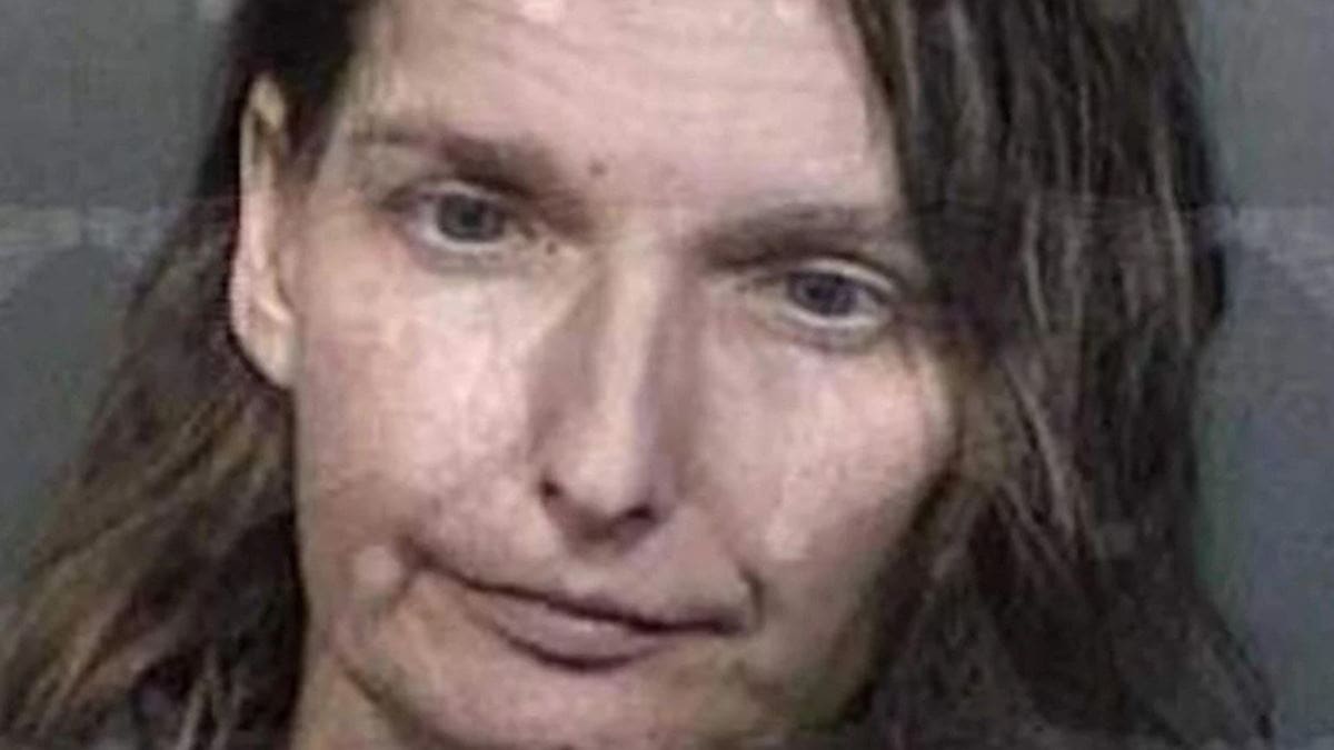 Detienen a mujer que encerraba en una jaula a su hija que tiene autismo
