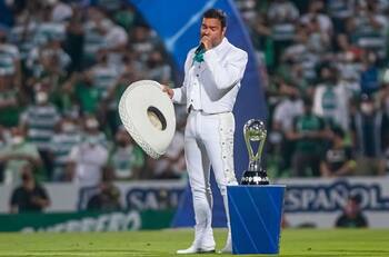 Pablo Montero podría ser multado por alterar la letra del Himno Nacional en la final de la Liga MX