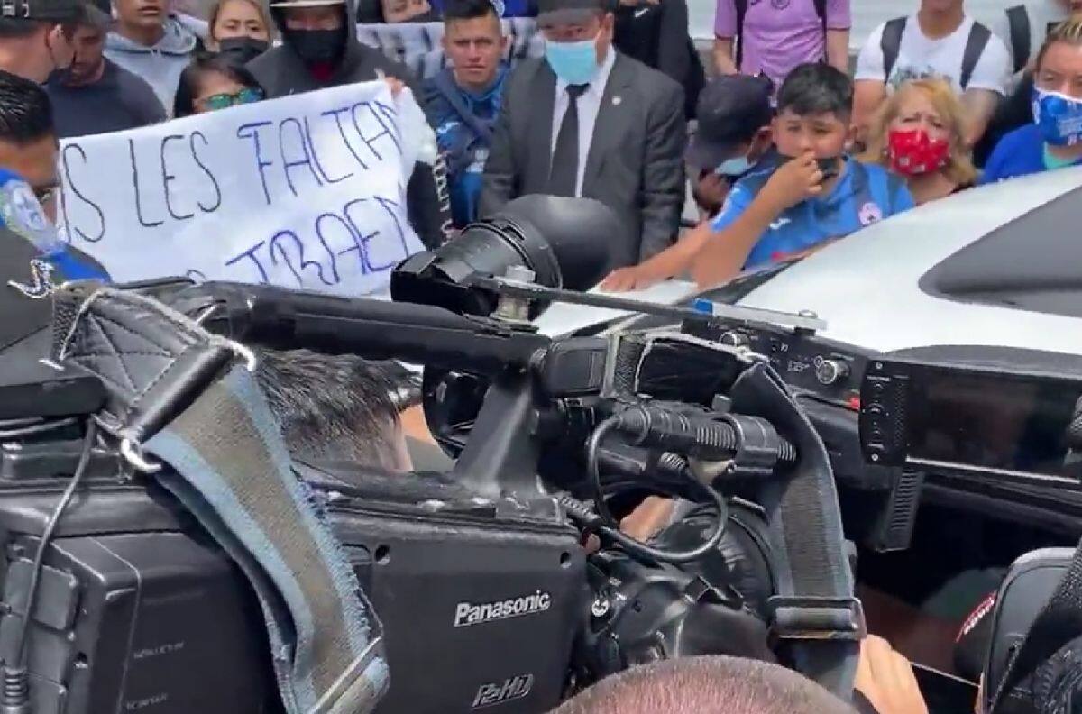 Aficionados de Cruz Azul exigen que Luis Abram e Iván Morales se regresen a su país