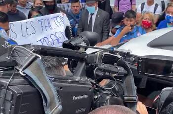 Aficionados de Cruz Azul exigen que Luis Abram e Iván Morales se regresen a su país