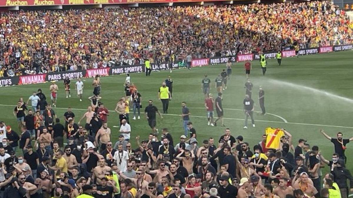 Video: Aficionados de Lens y Lille invaden el campo en partido de la Ligue 1