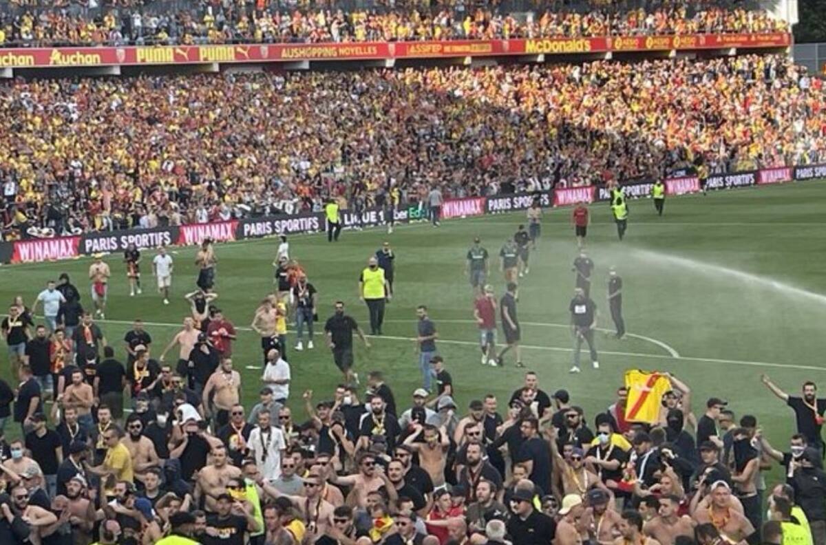 Video: Aficionados de Lens y Lille invaden el campo en partido de la Ligue 1