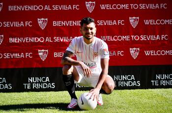 Director deportivo del Sevilla reveló clave para llegada de Tecatito