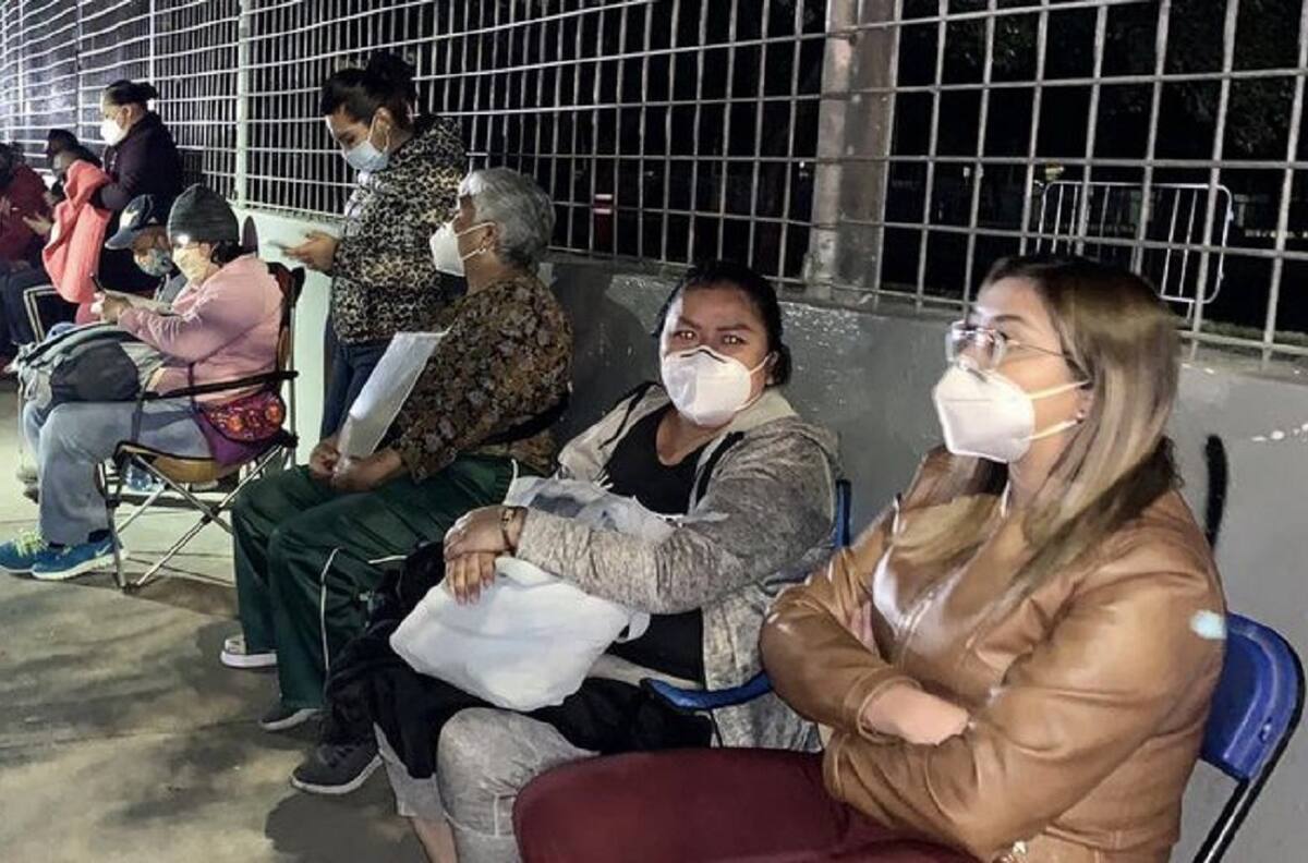 12 horas de fila para vacunarse contra Covid-19 en el Palacio de los Deportes