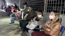 12 horas de fila para vacunarse contra Covid-19 en el Palacio de los Deportes