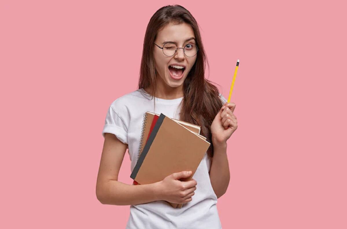 Mujer se vuelve millonaria vendiendo fotos para adultos y beca a estudiantes