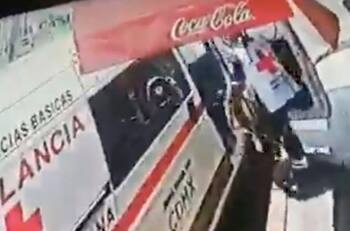 VIDEO: Paramédicos de la Cruz Roja asaltaron una tienda de abarrotes