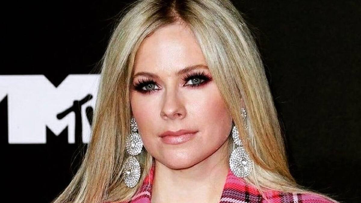 Avril Lavigne cumple 37 años y sus fans le mandan felicitaciones desde la noche anterior en Twitter