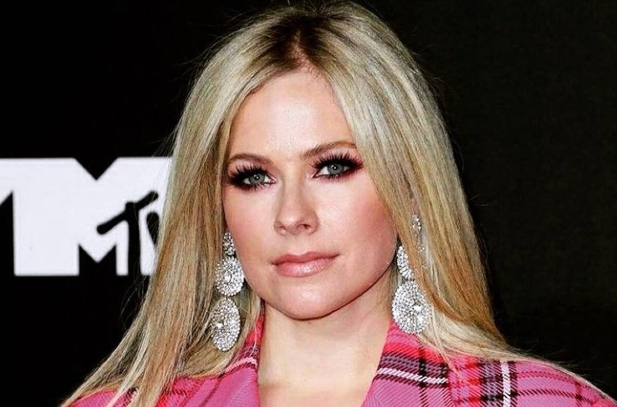 Avril Lavigne cumple 37 años y sus fans le mandan felicitaciones desde la noche anterior en Twitter