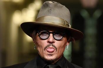Anuncian premio para Johnny Depp y feministas reaccionan: "No es el momento"