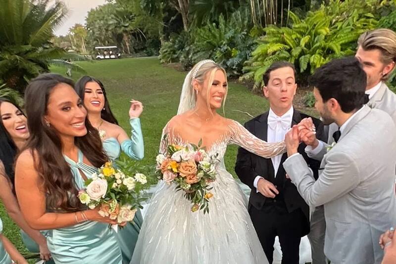 La influencer lució tres vestidos de novia.