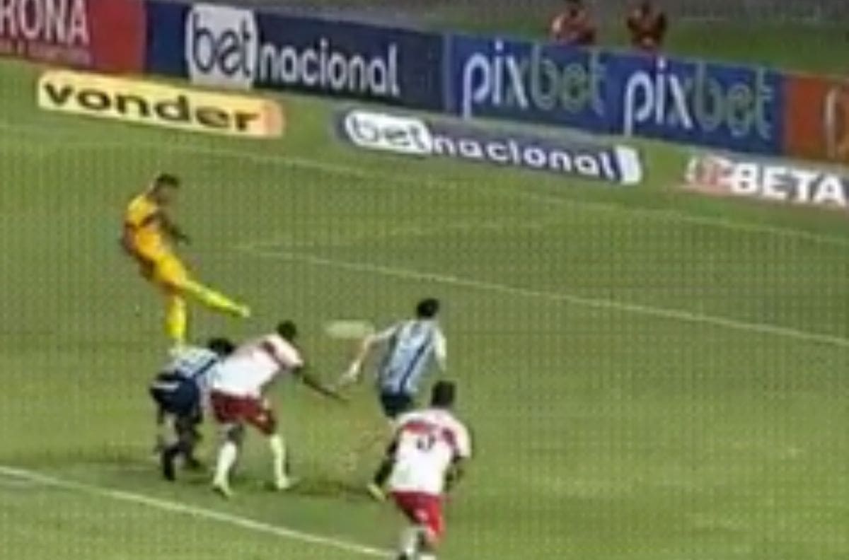 VIDEO | En Brasil el portero del Atlético CRB hizo historia al marcar doblete frente al Gremio