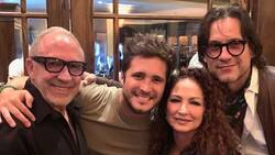 Diego Boneta celebrando con Gloria y Emilio Estefan