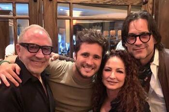 Diego Boneta celebrando con Gloria y Emilio Estefan