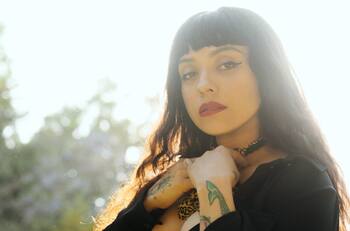 La chilena Mon Laferte presume su amor por México en los Grammy