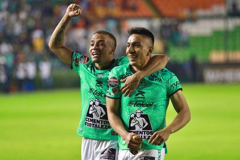 El jugador del León Byron Castillo celebra junto al ecuatoriano Ángel Mena la clasificación del equipo a la final de la Concachampions